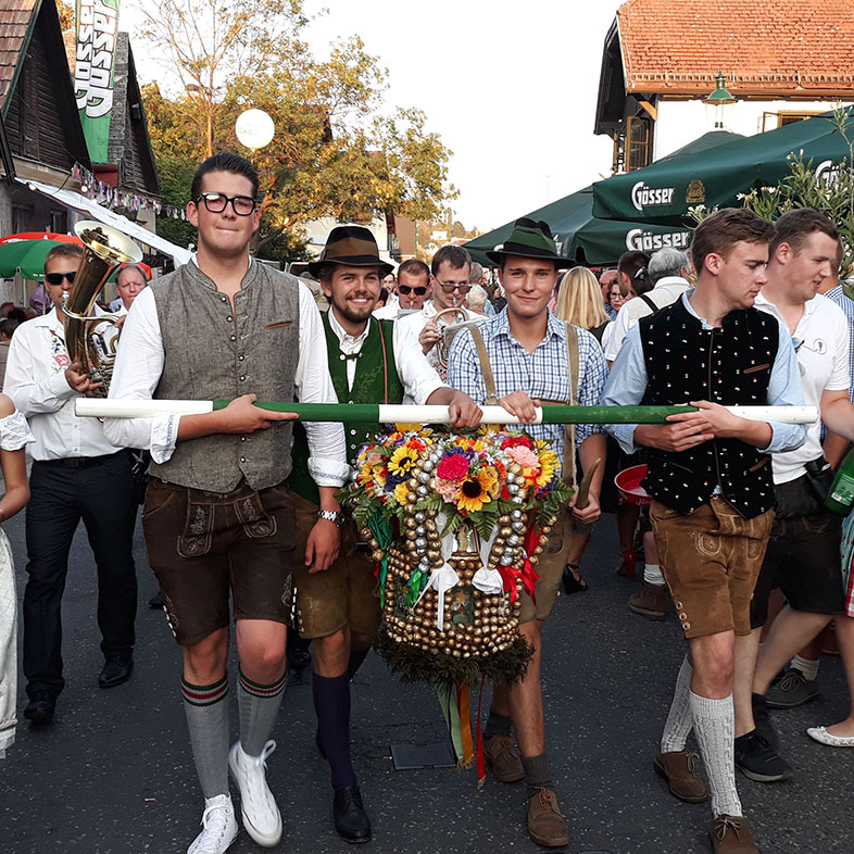 Kirtag Neustift am Walde, Trachtenoutfit, Tracht tragen, Tradition in Österreich
